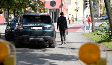 Falschparker in München: ÖDP Aktion gegen Gehwegparken in Laim - München