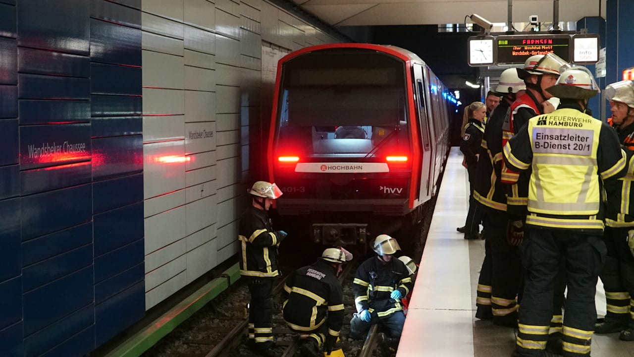 Hamburg: Blinde Frau stürzt auf Gleis und wird eingeklemmt | Regional