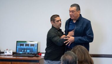 Eklat in Los Angeles: US-Senator aus Pressekonferenz gezerrt | Politik