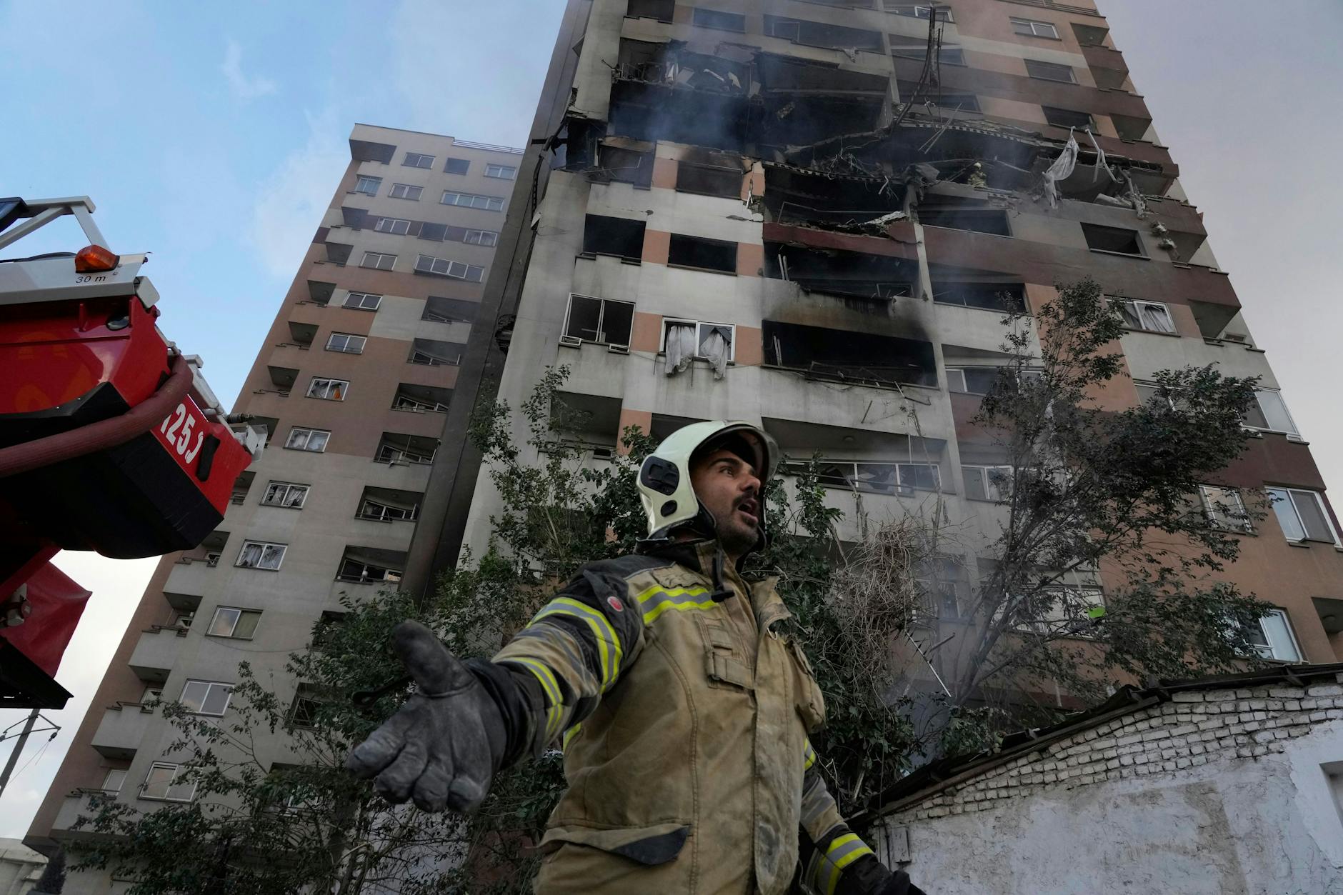 Ein iranischer Feuerwehrmann ist nach einer Explosion in der Hauptstadt Teheran im Einsatz.