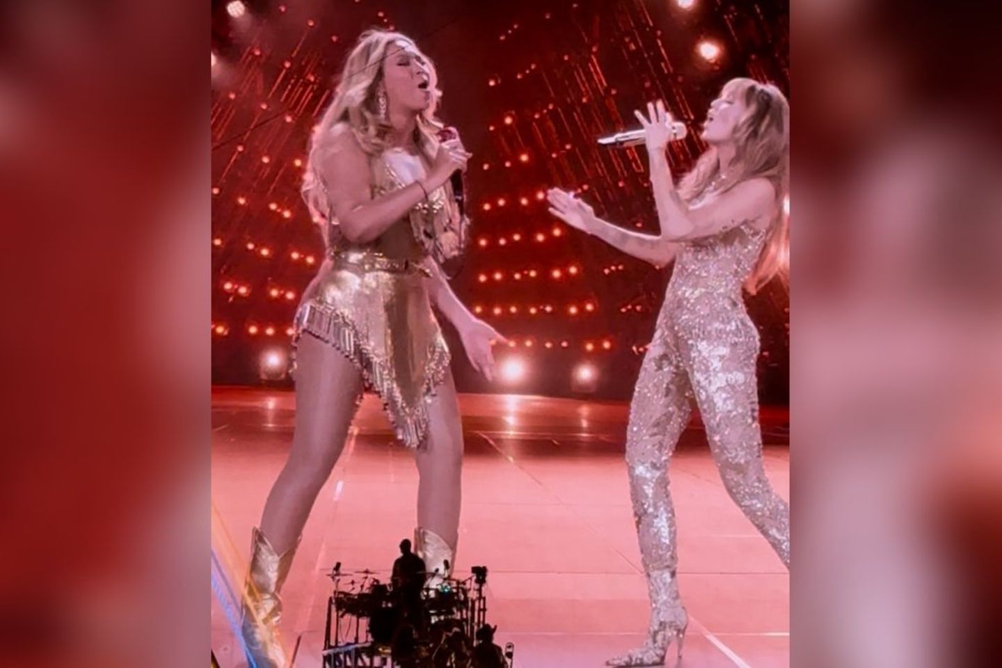 Beyoncé (l.) und Miley Cyrus auf der Bühne in Paris.