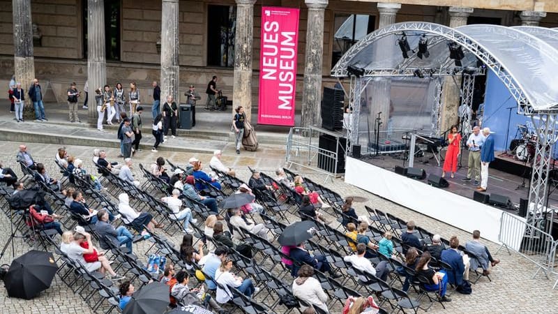 Menschen nehmen beim Festakt zum 200. Jubiläum der Museumsinsel teil. Das Inselfest bietet sowohl ein Tagesprogramm in den Museen als auch ein Bühnenprogramm rund um die Häuser bis in die Abendstunden hinein.