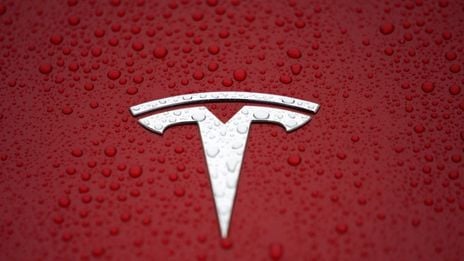 US-Aktien geben bei unruhigem Handel nach, Tesla bricht aufgrund der Fehde zwischen Trump und Musk ein