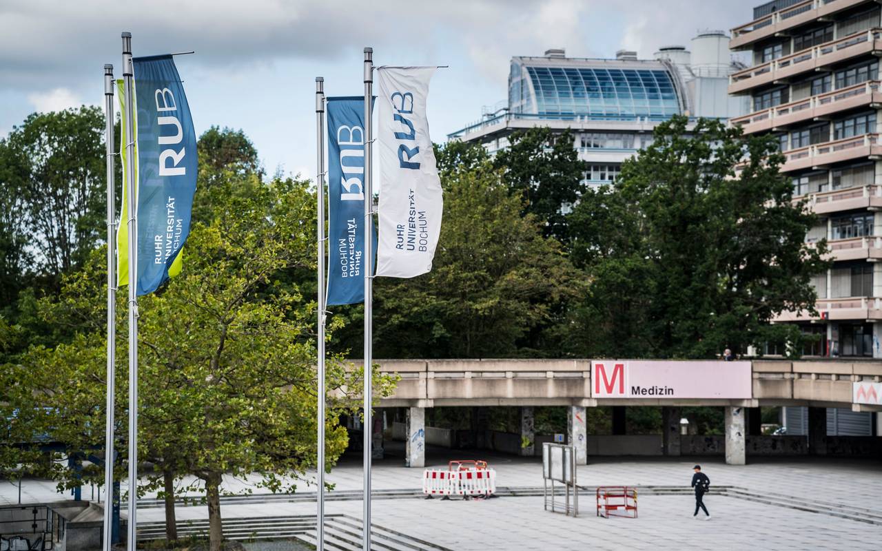 Mann geht über den leeren Campus der RUB 
