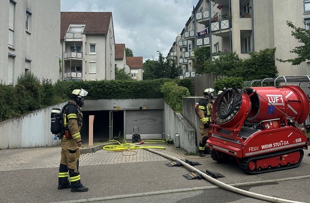FW Stuttgart: Brennender PKW in Tiefgarage