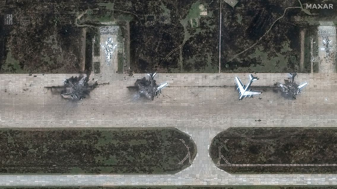 Das Satellitenbild zeigt zerstörte TU-95-Flugzeuge nach dem ukrainischen Angriff auf den Luftwaffenstützpunkt Belaja in der Region Irkutsk, Russland.