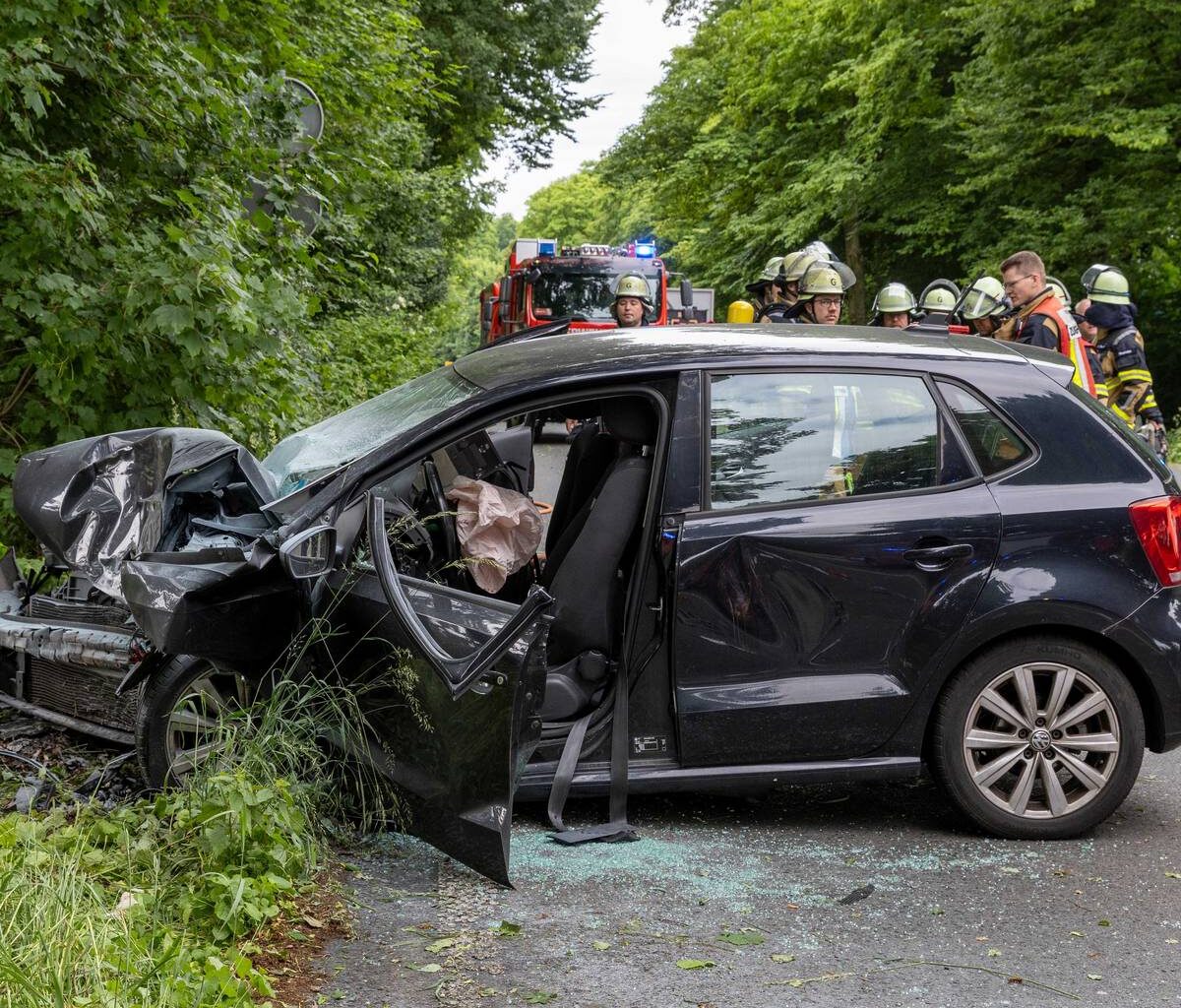Schwerer Unfall in Essen: Auto prallt gegen Baum