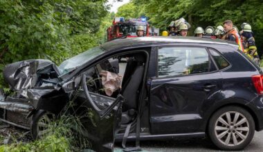 Schwerer Unfall in Essen: Auto prallt gegen Baum