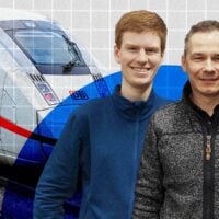 Das Bild zeigt den Entwickler der Bahnapp, Jan Grüner, und den daran mitarbeitenden Bahnnomaden Lasse Stolley im Vordergrund und im Hintergrund einen ICE.