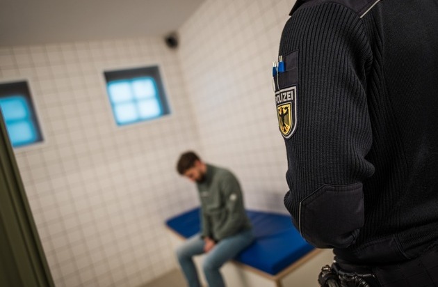 Bundespolizeidirektion München: Zwei Migranten müssen in Zurückweisungshaft/ ...