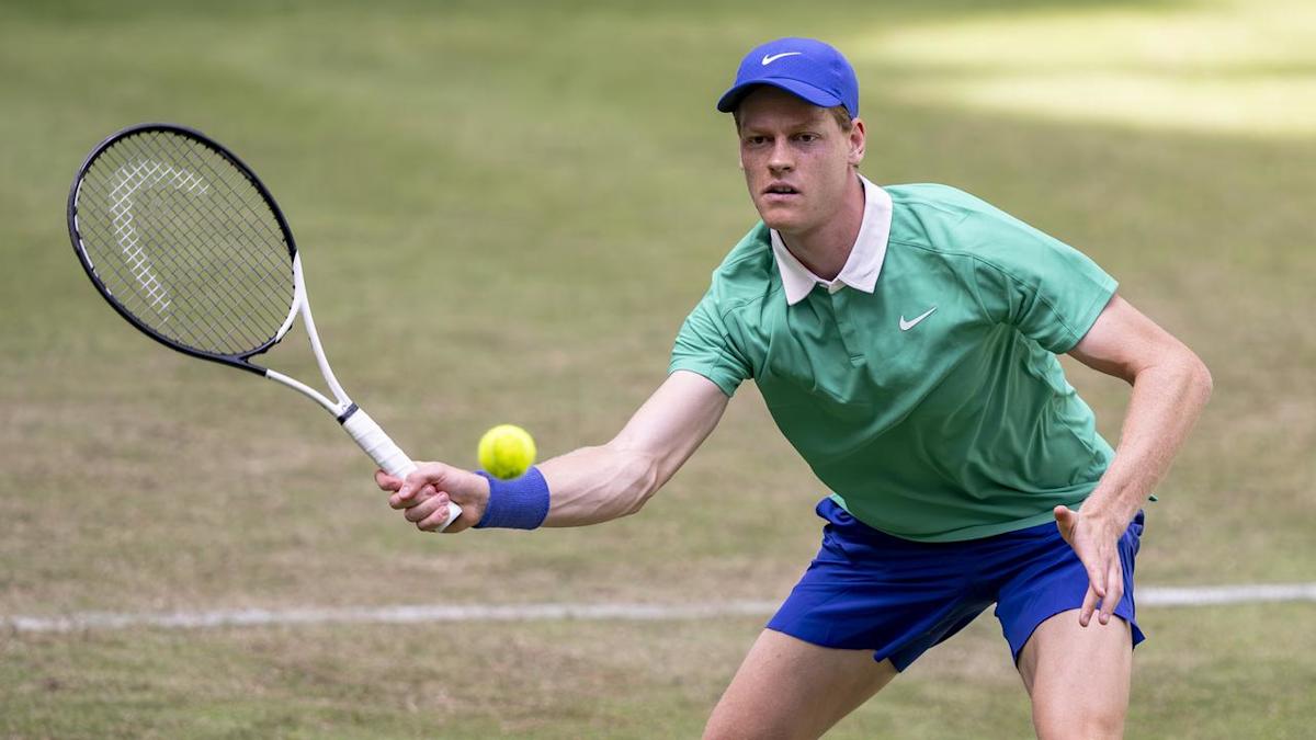 Jannik Sinner nimmt sich eine kurze Auszeit, während er ein episches Comeback nach der herzzerreißenden Niederlage in Halle plant.