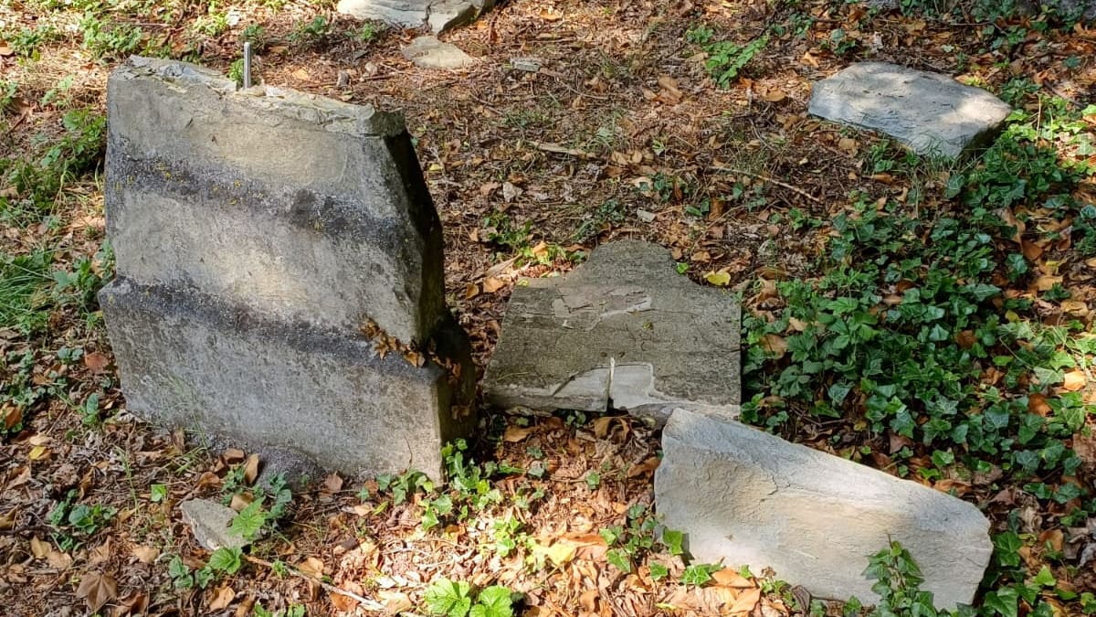 Augsburg: Gräber auf jüdischem Friedhof verwüstet | Regional