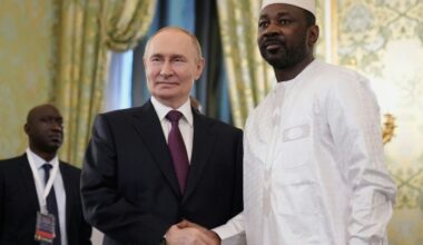 Wladimir Putin und General Assimi Goita in Moskau