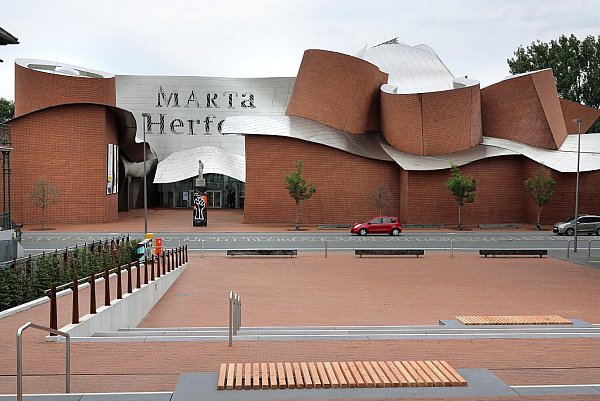 Das Museum Marta in Herford zeigt Kunst, Architektur und Design. - © Frank-Michael Kiel Steinkamp