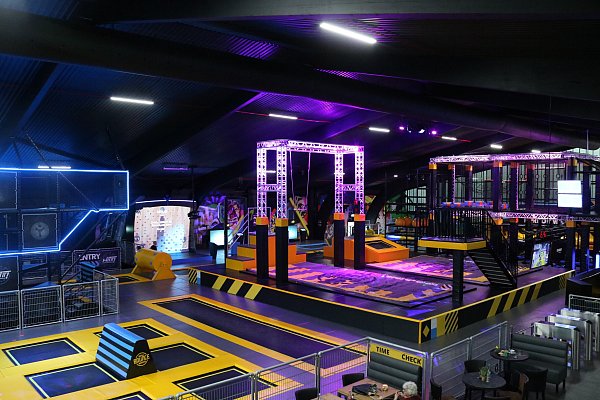 Im Mega Bounce Minden gibt es 17 Attraktionen, unter anderem einen Freebounce-Bereich. - © Mindoortainment