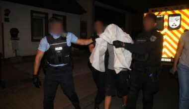 In Gerbstedt bei Halle kamen SEK und Rettungskräfte zum Einsatz. Hier wird der Tatverdächtige abgeführt.