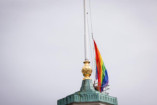 Die Regenbogenfahne wird am Schloss Karlsruhe zum Turm getragen und gehisst.