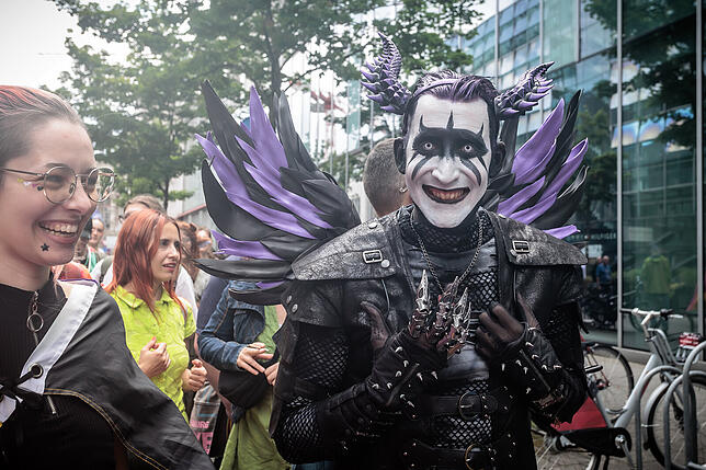 CSD Karlsruhe 2025 Trotz dunkler Regenwolken am Himmel konnte der CSD trocken und friedlich vonstatten gehen.