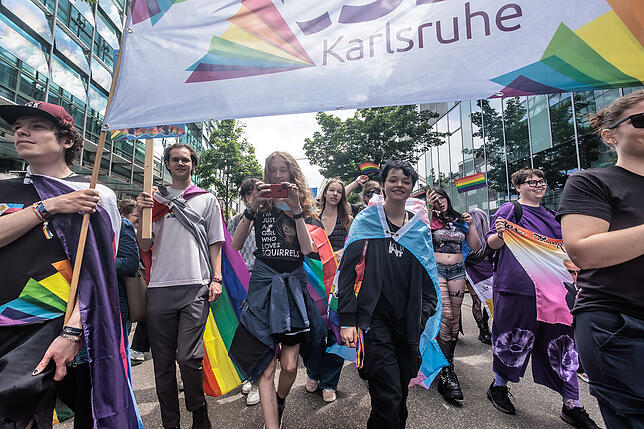 CSD Karlsruhe 2025 Trotz dunkler Regenwolken am Himmel konnte der CSD trocken und friedlich vonstatten gehen.