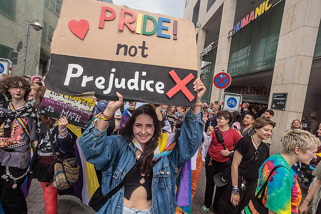 CSD Karlsruhe 2025 Trotz dunkler Regenwolken am Himmel konnte der CSD trocken und friedlich vonstatten gehen.