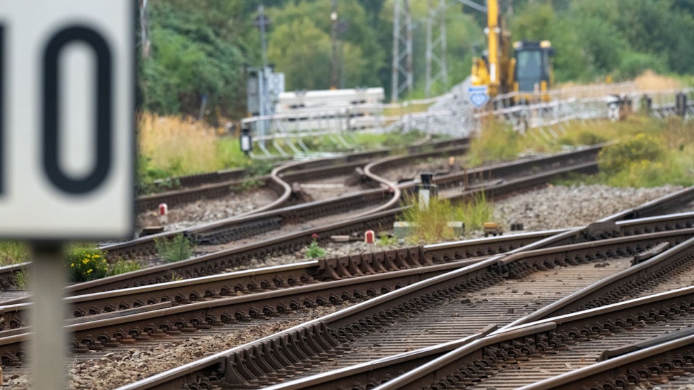 Gemeindevertreter und Politiker aus Mecklenburg-Vorpommern fordern einen beschleunigten Ausbau der Bahnstrecke zwischen Berlin und Stralsund für ein Fahrtempo von mindestens 160 Kilometer pro Stunde (Archiv).