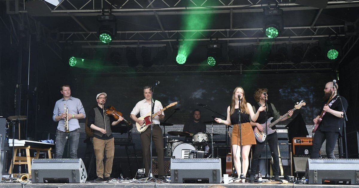 1.500 Fans feiern: Spenge’s Warmenau Open Air heizt den Besuchern mächtig ein