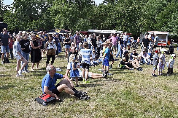 Bei schönstem Sommerwetter tummelten sich die Besucher des Warmenau Open Air auf dem Rasen vor der Wiesenbühne. - © Stefanie Boss