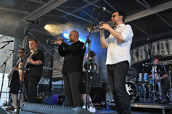 Die Band Skamarley heizte den Besuchern des Festivals auf der Hofbühne mit Ska Punk ein. - © Stefanie Boss