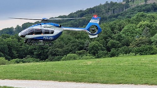 Am Nachmittag kreiste der aus Dortmund herbeigerufene Polizeihubschrauber etwa eine Stunde lang über der Haller Drachenwiese am Grünen Weg. - © Uwe Pollmeier