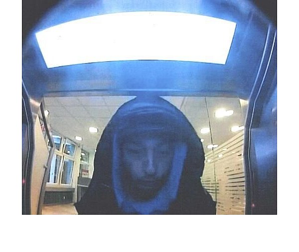 Wer kennt diesen jungen Mann? Die Kripo wirft ihm Betrug zum Nachteil älterer Menschen vor. - © Polizei