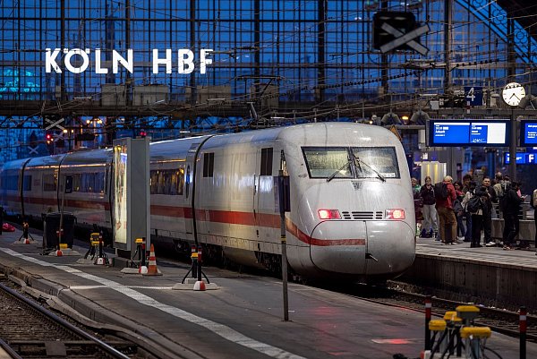 Am Dienstag, 3. Juni, werden Fahrgäste mit Durchsagen am Kölner Hauptbahnhof über die Einschränkungen informiert. - © Thomas Banneyer/dpa