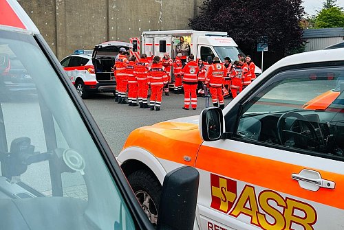 Hubschrauber, verschiedene Spürhunde, ein Quad, Drohnen, Fahrzeuge sowie und viele Helferinnen und Helfer beteiligen sich an der Suchaktion nach der vermissten Haller Seniorin. - © Nicole Donath