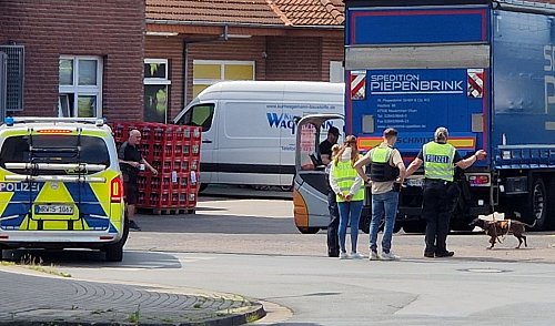 Mantrailer sind seit Sonntag jeden Tag im Einsatz und suchen die vermisste Seniorin aus Halle. - © Uwe Pollmeier