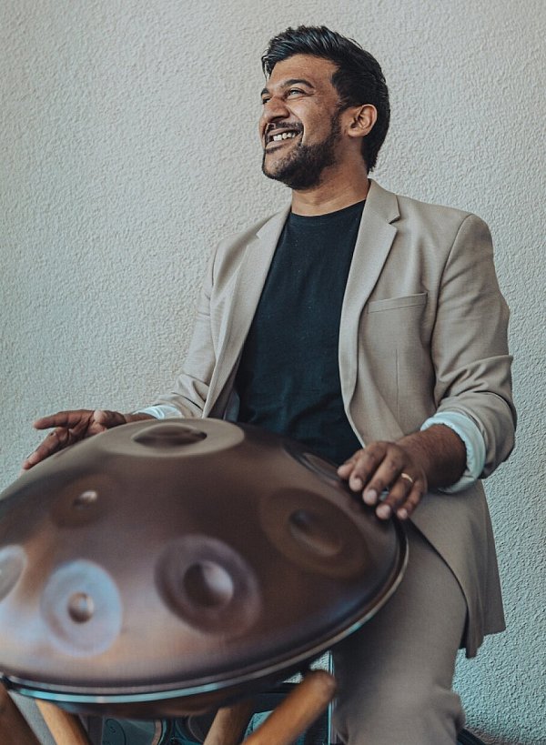 Jan Jesuthas zaubert sphärische Klänge mit der Handpan - © NW