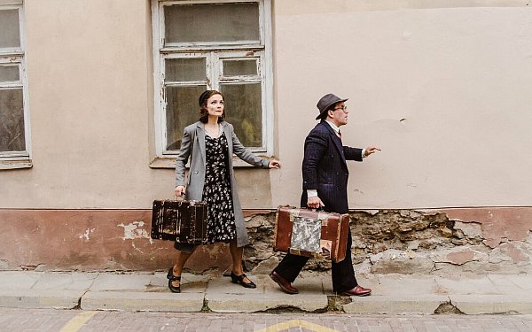 Adrian Schvarzstein aus Spanien und Jurate Sirvyte Rukstele aus Litauen laden in Arrived als Neuankömmlinge das Publikum ein, gemeinsam Holzminden zu erkunden. Straßentheater ohne Worte über Migration, Leben im Exil und Neuankommende. - © Stadt Holzminden