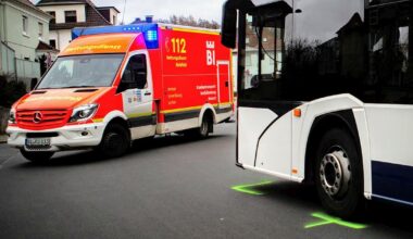Sechs Verletzte nach Bus-Vollbremsung in Bielefeld: Die Polizei sucht Jugend-Trio