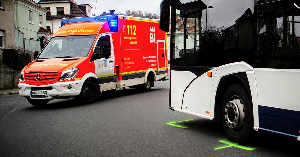 Sechs Verletzte nach Bus-Vollbremsung in Bielefeld: Die Polizei sucht Jugend-Trio