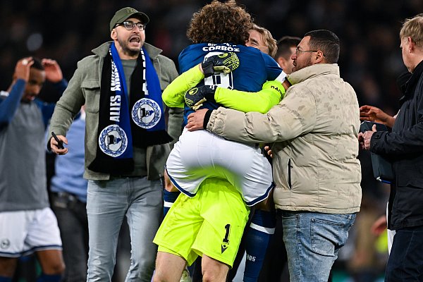 Spieler und Fans feierten gegen Leverkusen den Einzug ins DFB-Pokalfinale, hier Torwart Jonas Kersken und Mael Corboz. - © Teresa Kroeger