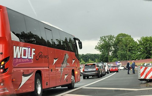 Auf der A33 bei Halle ist es Sonntagabend zu einem Unfall gekommen. Der Verkehr staut sich, da die Fahrbahn Richtung Bielefeld gesperrt ist. - © Jonas Damme