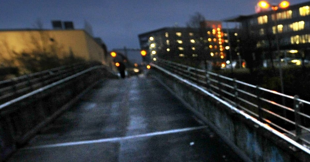 Attacke am Bielefelder Boulevard: Schläger mit roter Trainingsjacke gesucht