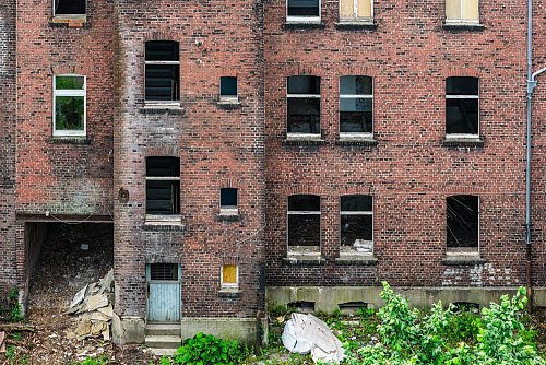 Seit einiger Zeit versuchen auch kriminelle Clans zunehmend, Geld mit Schrottimmobilien zu verdienen. - © Christoph Reichwein/dpa