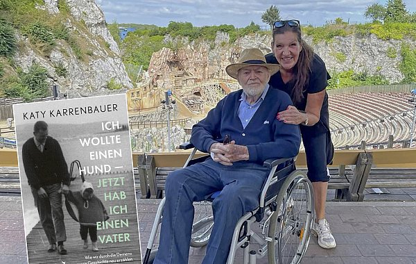 Katy Karrenbauer und ihr, an Demenz erkrankter Vater, der im letzten Monat im Alter von 93 Jahren verstorben ist. - © MVG-Verlag