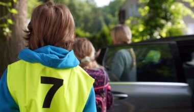 POL-GE: Polizei und Grundschüler verteilen Dank- und Denkzettel an der Velsenschule - ...