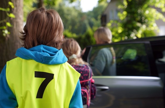 POL-GE: Polizei und Grundschüler verteilen Dank- und Denkzettel an der Velsenschule - ...