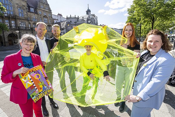 Knapp die Hälfte der Kosten des Carnival der Kulturen wird von Förderern wie der Sparkasse Bielefeld und der Bielefelder Bürgerstiftung getragen. - © Jörg Dieckmann