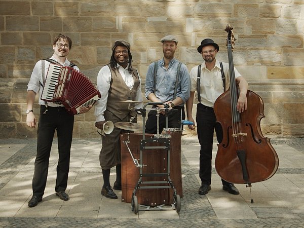 Las Polkas spielen die Hits der letzten 63,5 Jahre auf ihre ganz besondere Art und Weise. - © Las Polkas