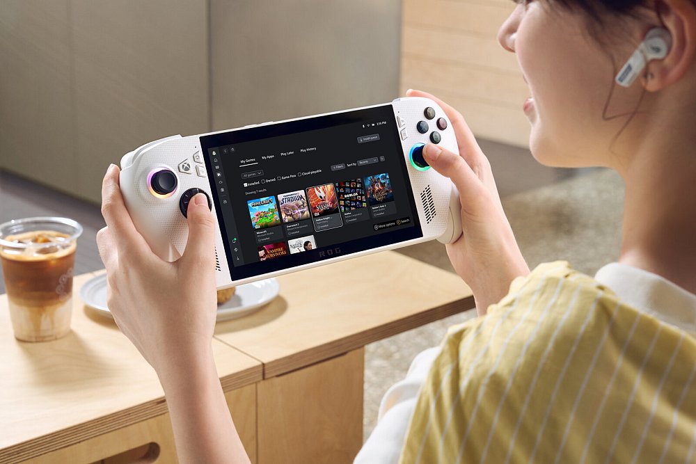 Eine Nutzerin mit dem neuen Xbox-Handheld, das mit Windows läuft und verschiedene Spiele-Aggregatoren unterstützt. - © Xbox