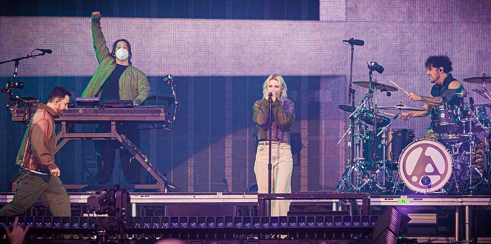 Die Band Linkin Park performt während ihres Konzerts im Rahmen ihrer «From Zero World Tour 2025» auf der Bühne in der Heinz-von-Heiden-Arena. - © Moritz Frankenberg/dpa