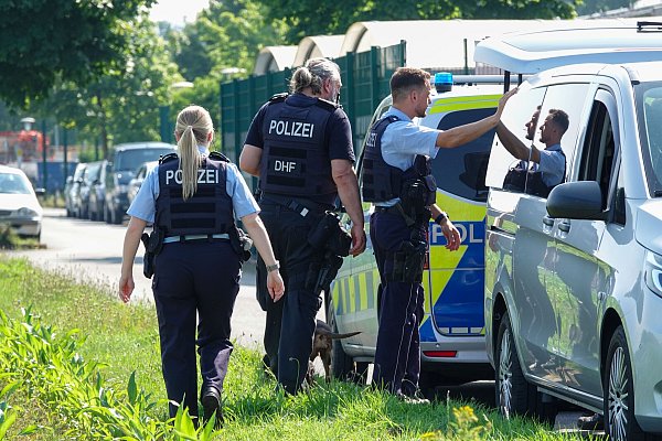 Das Gebiet um die beiden Bielefelder Gefägnisse wird seit Dienstagmorgen von zahlreichen Polizeibeamten durchsucht. - © Paul Brinkmann