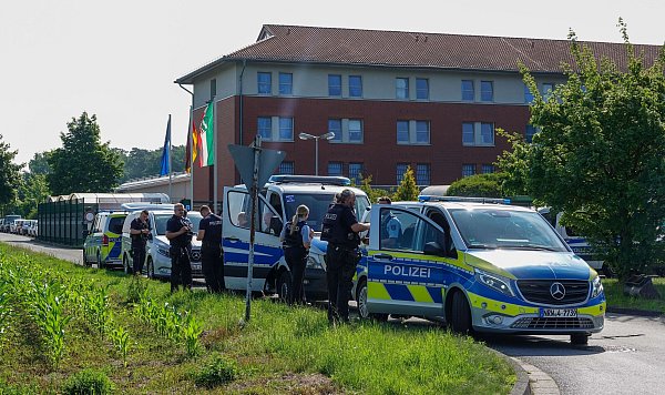 Das Hafthaus Ummeln (hier im Hintergrund) ist Teil der größten JVA Europas - der JVA Senne. - © Paul Brinkmann